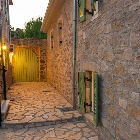 Dervisia Stonehouse 2 *