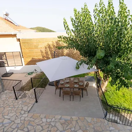 Dervisia Stonehouse 2 דירה *