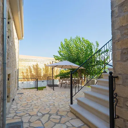 Dervisia Stonehouse 2 *