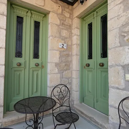 Dervisia Stonehouse 2 דירה